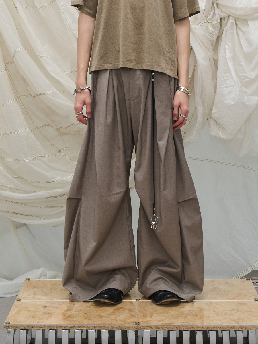 RELABEL Three-dimensional Design (Lines and Angles) – Horizontal and Vertical Combination, Pleated, Draped, Loose-fitting, Curved-leg Trousers