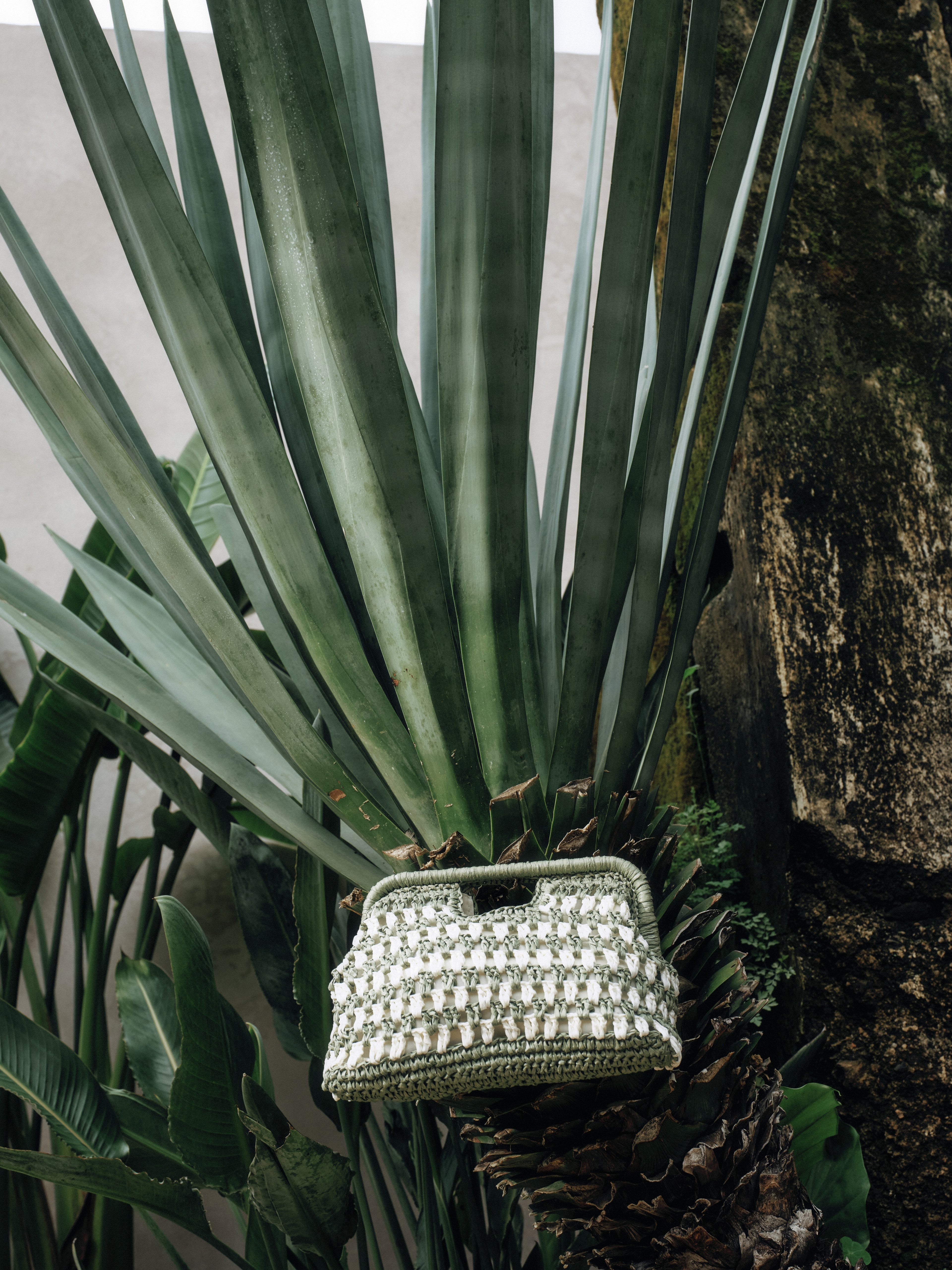 Cloud-shaped Straw Clutch Bag