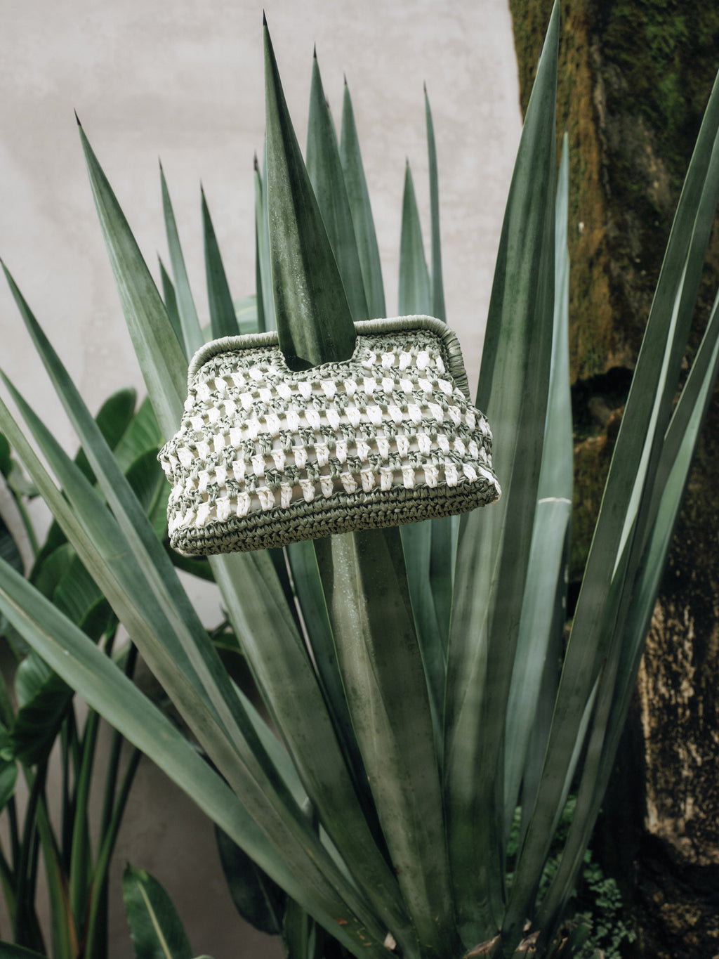 Cloud-shaped Straw Clutch Bag