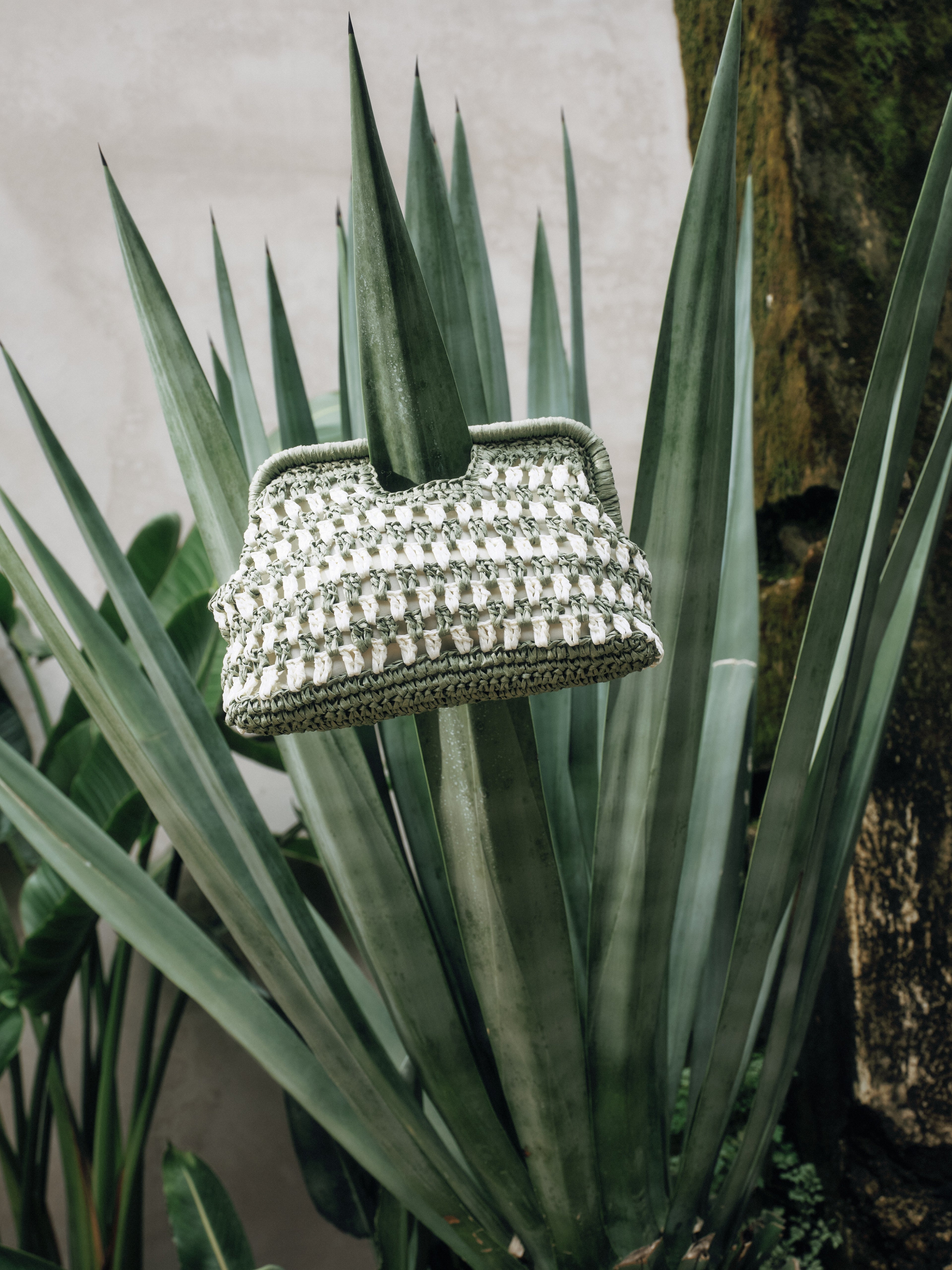 Cloud-shaped Straw Clutch Bag