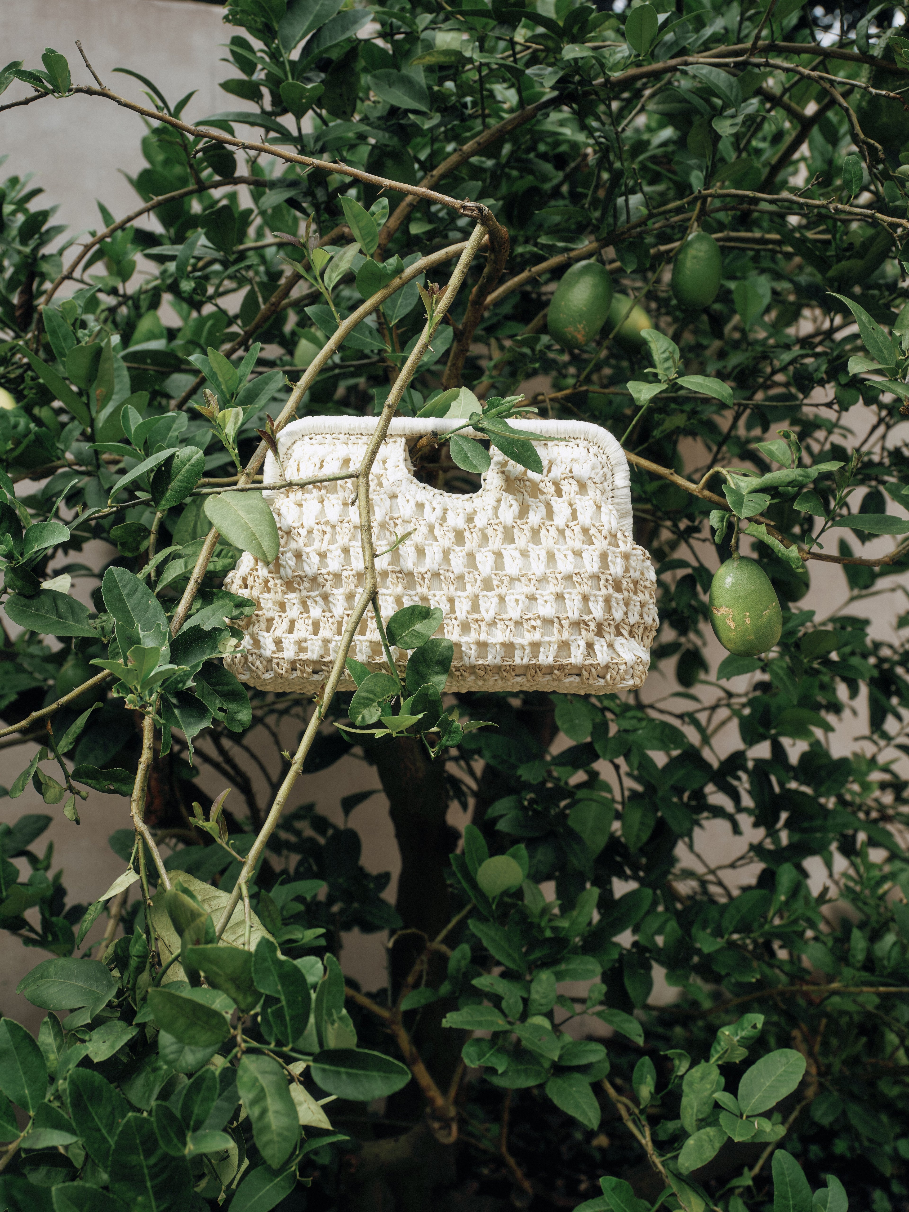 Cloud-shaped Straw Clutch Bag
