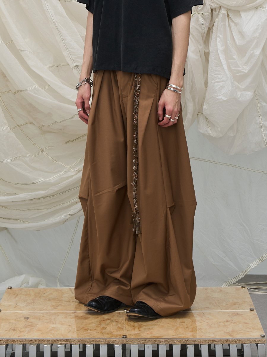 RELABEL Three-dimensional Design (Lines and Angles) – Horizontal and Vertical Combination, Pleated, Draped, Loose-fitting, Curved-leg Trousers