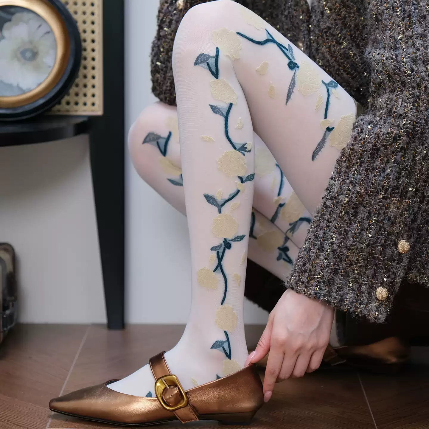 French Art-Inspired Stretch Tights Secondary image