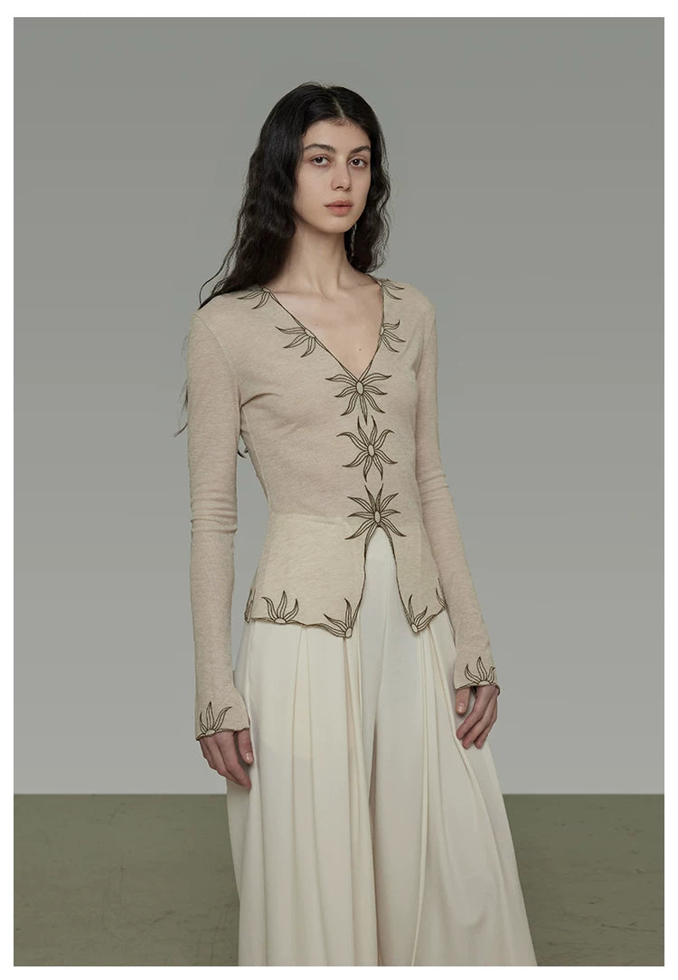 Vintage Embroidered V-Neck Slim-Fit Knit Top Secondary image
